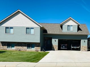853 Pheasant Run Ave, Dickinson, ND 58601