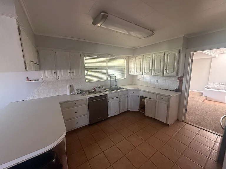 605 E Saint Anne Pl — Photo 7