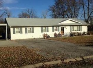 221 W 1st St, Tonganoxie, KS 66086