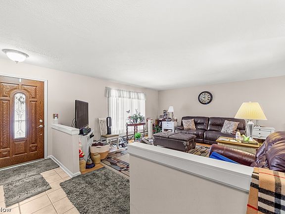 3rd image of 129 Hidden Tree Ln