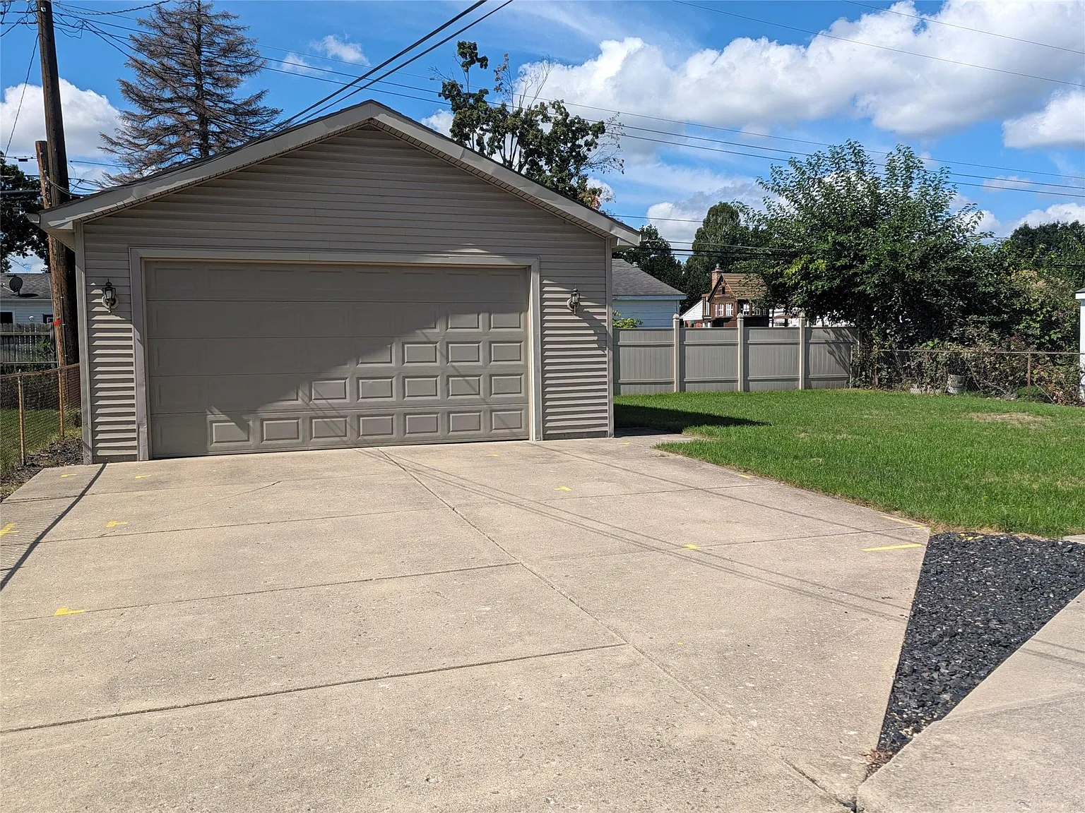3 bed, 2.0 bath, 1005 sqft, $2,200 — Photo 3