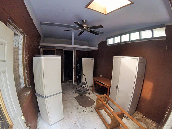 3rd image of 611 Braddock St S