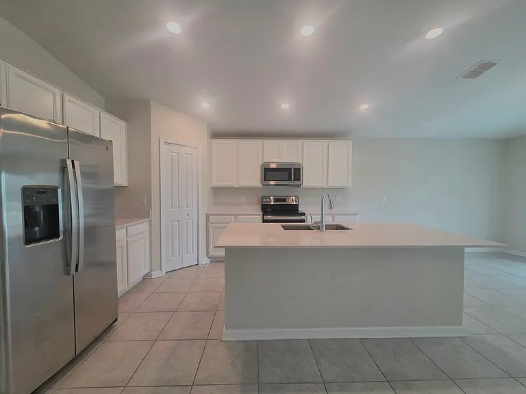 327 Macarthur St — Photo 6