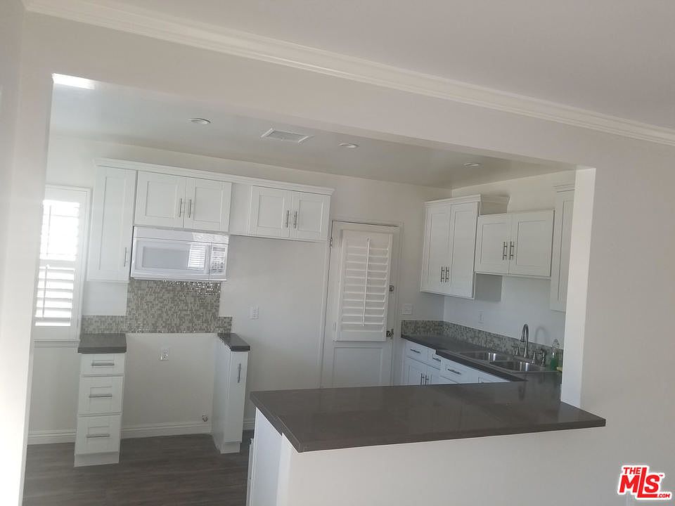 1st image of 220 E 103rd St