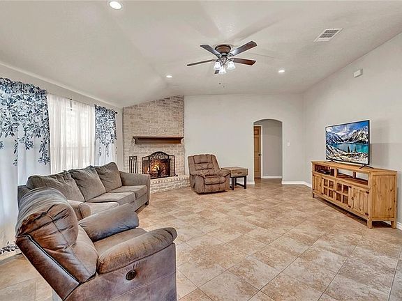 5th image of 318 Rosewood Dr