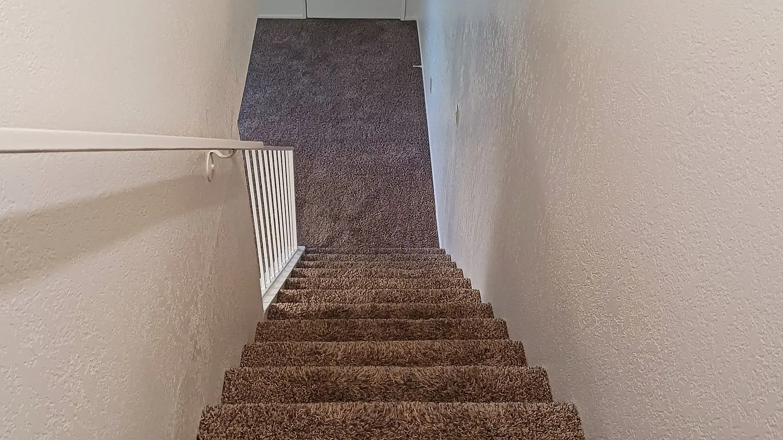 Three Bedroom Fifth Avenue Townhouse- Two Car garage! — Photo 4