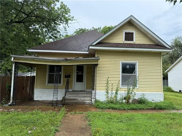 310 N 30th St, Parsons, KS 67357