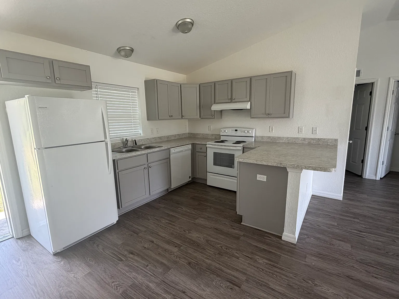 3 bed, 1290 sqft, $1,700 — Photo 4