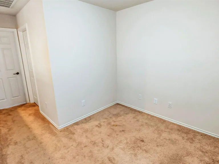6475 Calgary Woods Ln — Photo 24