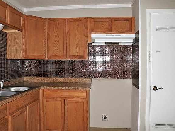 5th image of 3037 College Ave