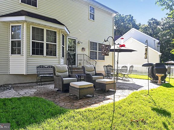 3rd image of 105 Hollow Oak Ln