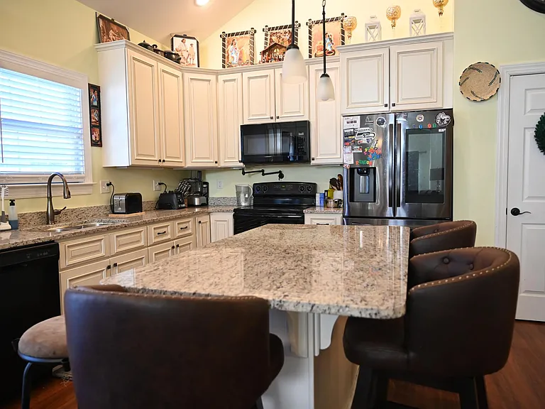 140 Aynsley Ln — Photo 8