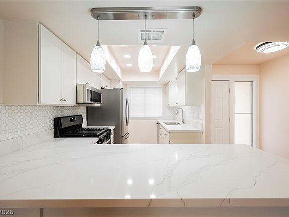 3rd image of 763 Cathy Ln