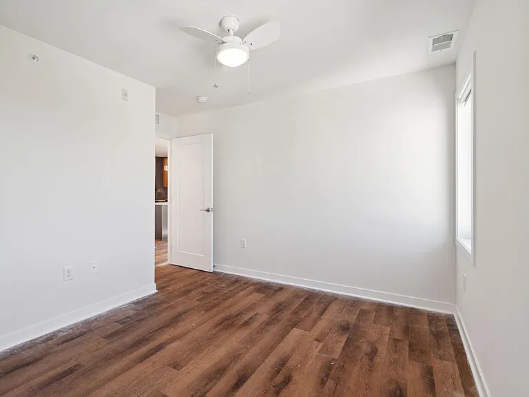 Graduate Pointe — Photo 146