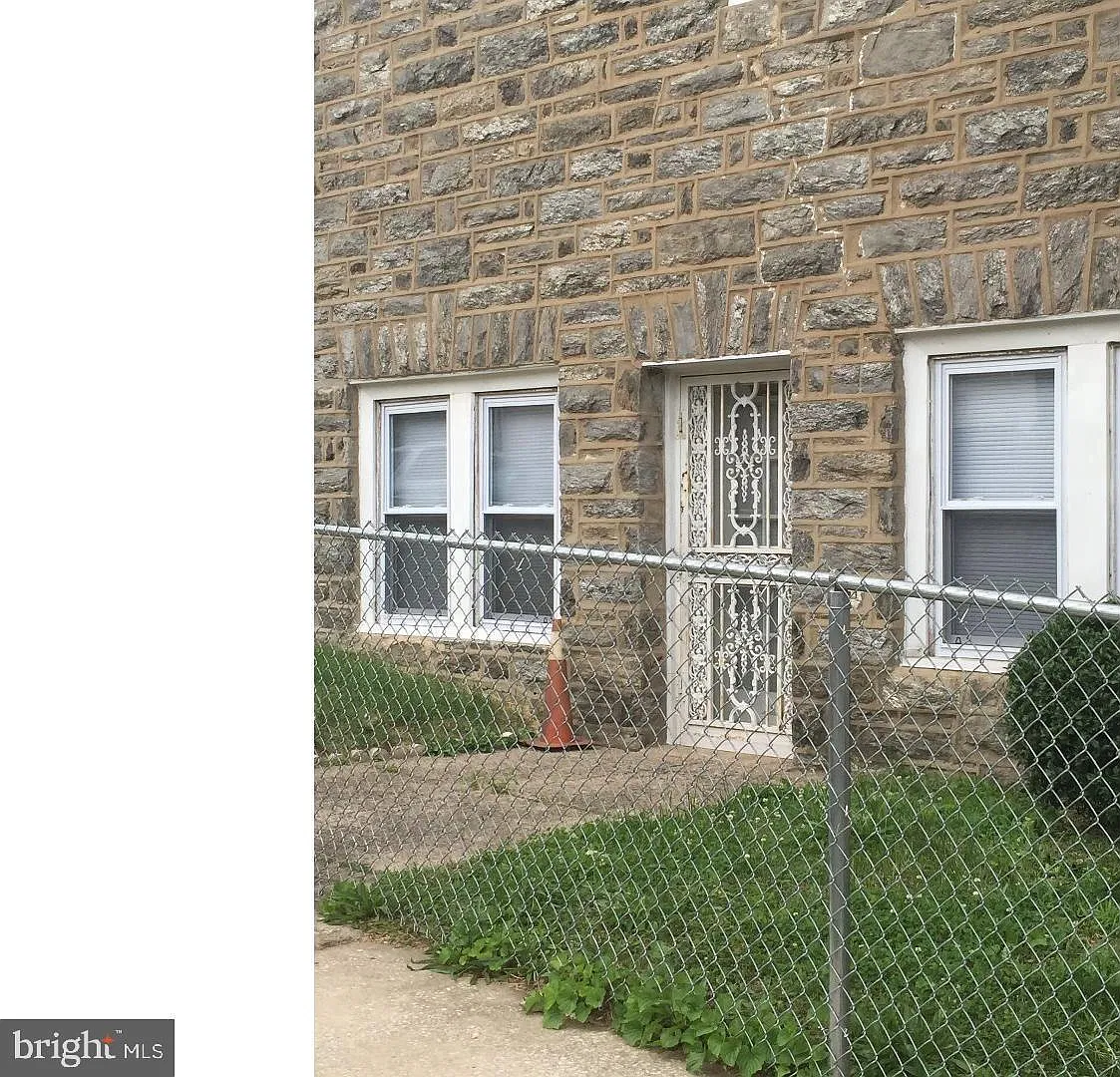 2 bed, 1.0 bath, $1,300 — Photo 1