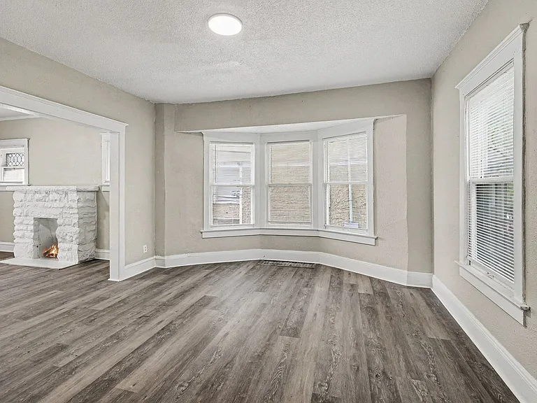 3205 E 31st St — Photo 2