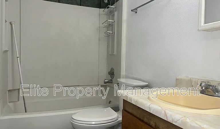 1529 Oakshire Ln #4 — Photo 6
