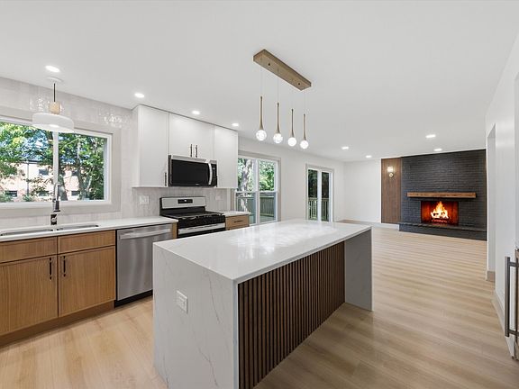 5th image of 421 Russet Ave