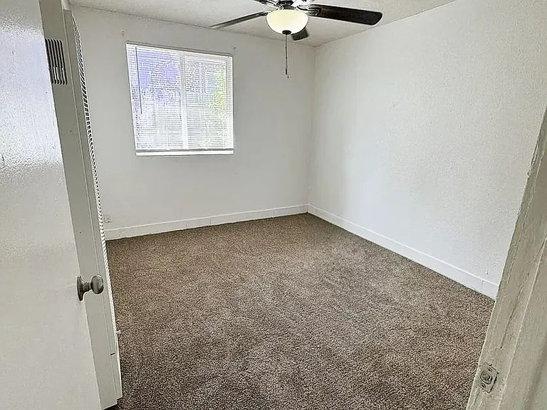 1409 Clinton St — Photo 18
