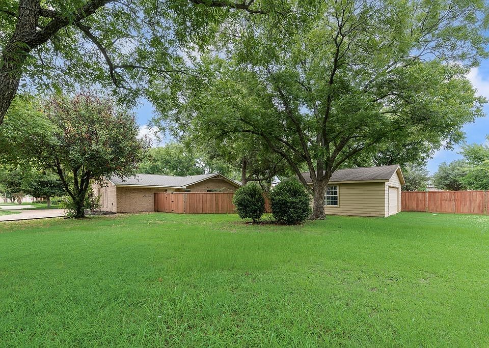 1st image of 2701 Poplar Dr