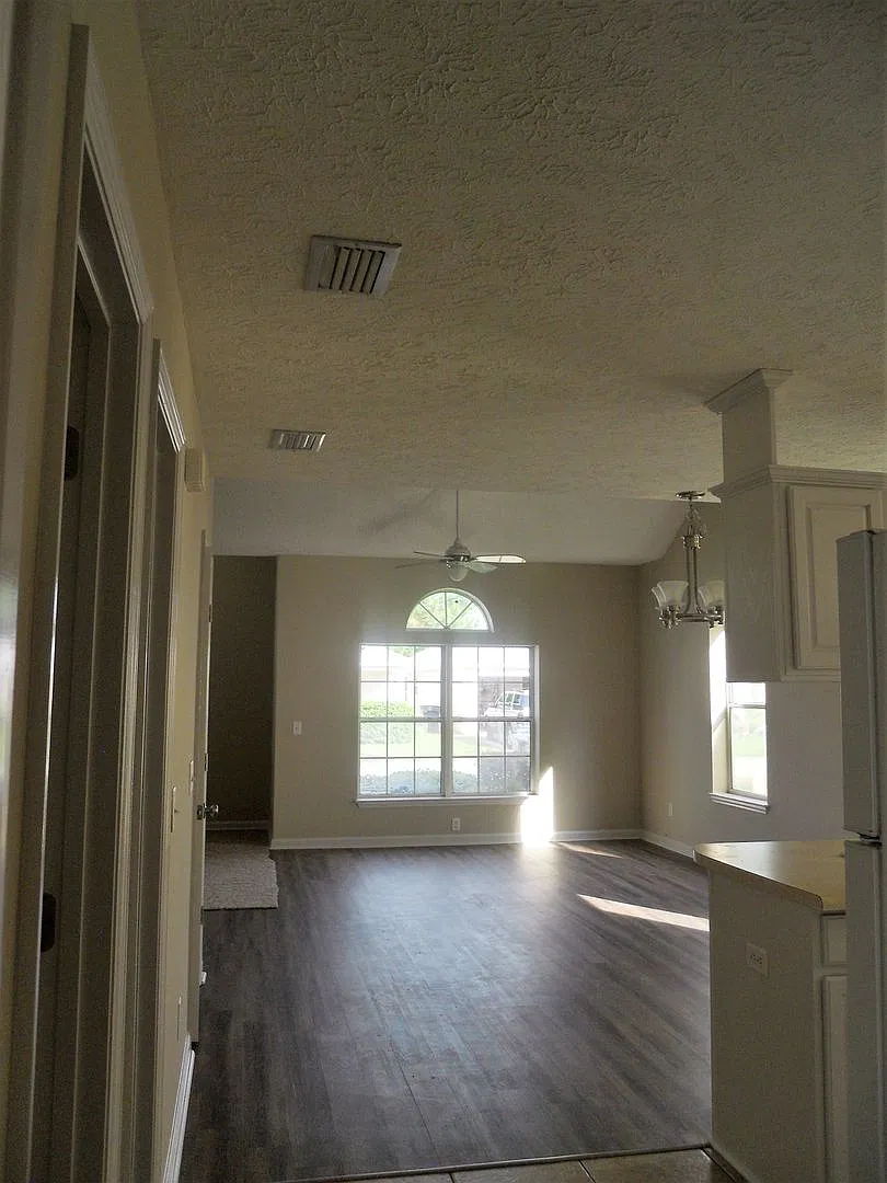 3 Bedroom 2.5 Bath Townhome in Gated Community! — Photo 3