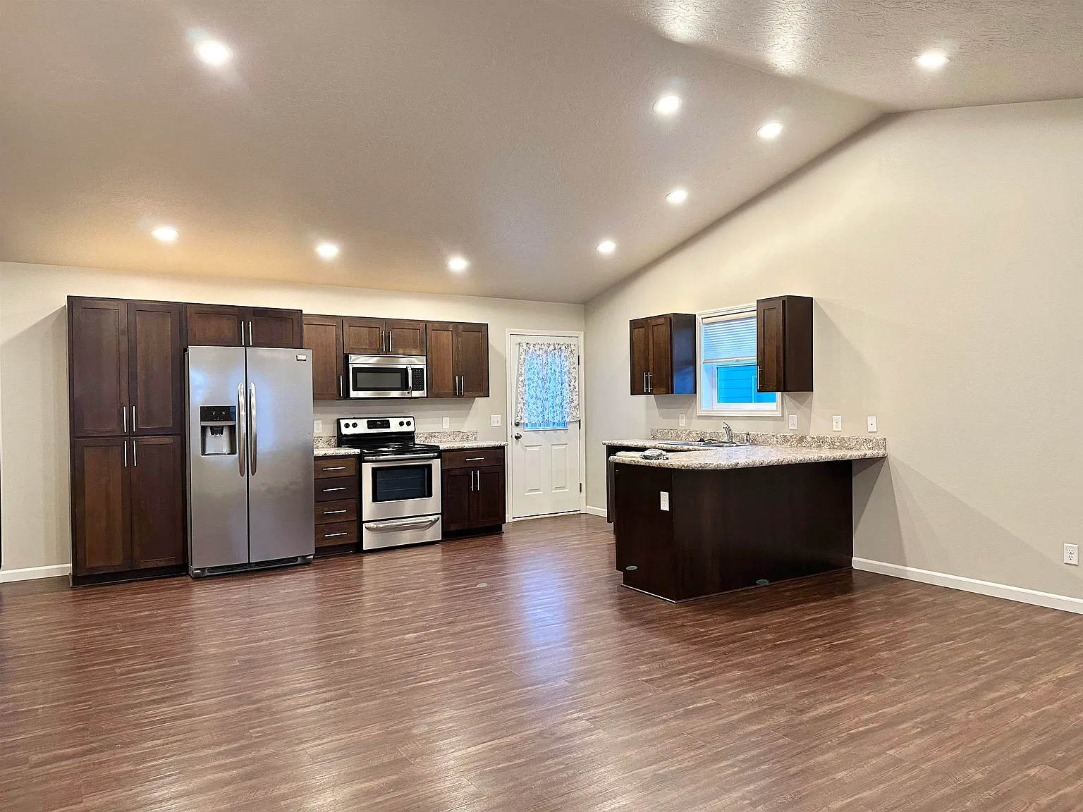 3 bed, 2.0 bath, 1229 sqft, $1,900 — Photo 3