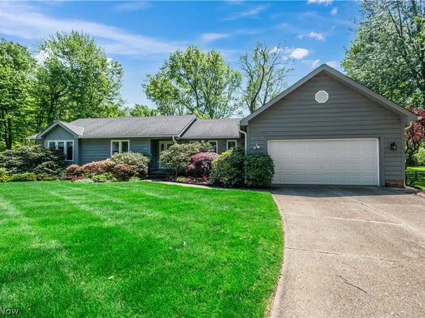 7290 Sandtree Ln, Mentor, OH 44060