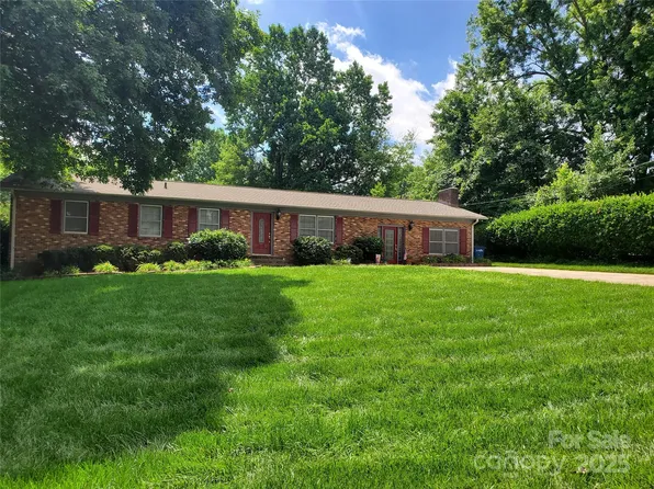 2104 Farmbrook Dr, Statesville, NC 28625