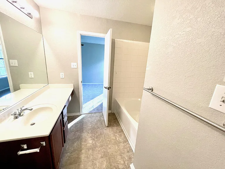 425 Hampton Cv — Photo 10