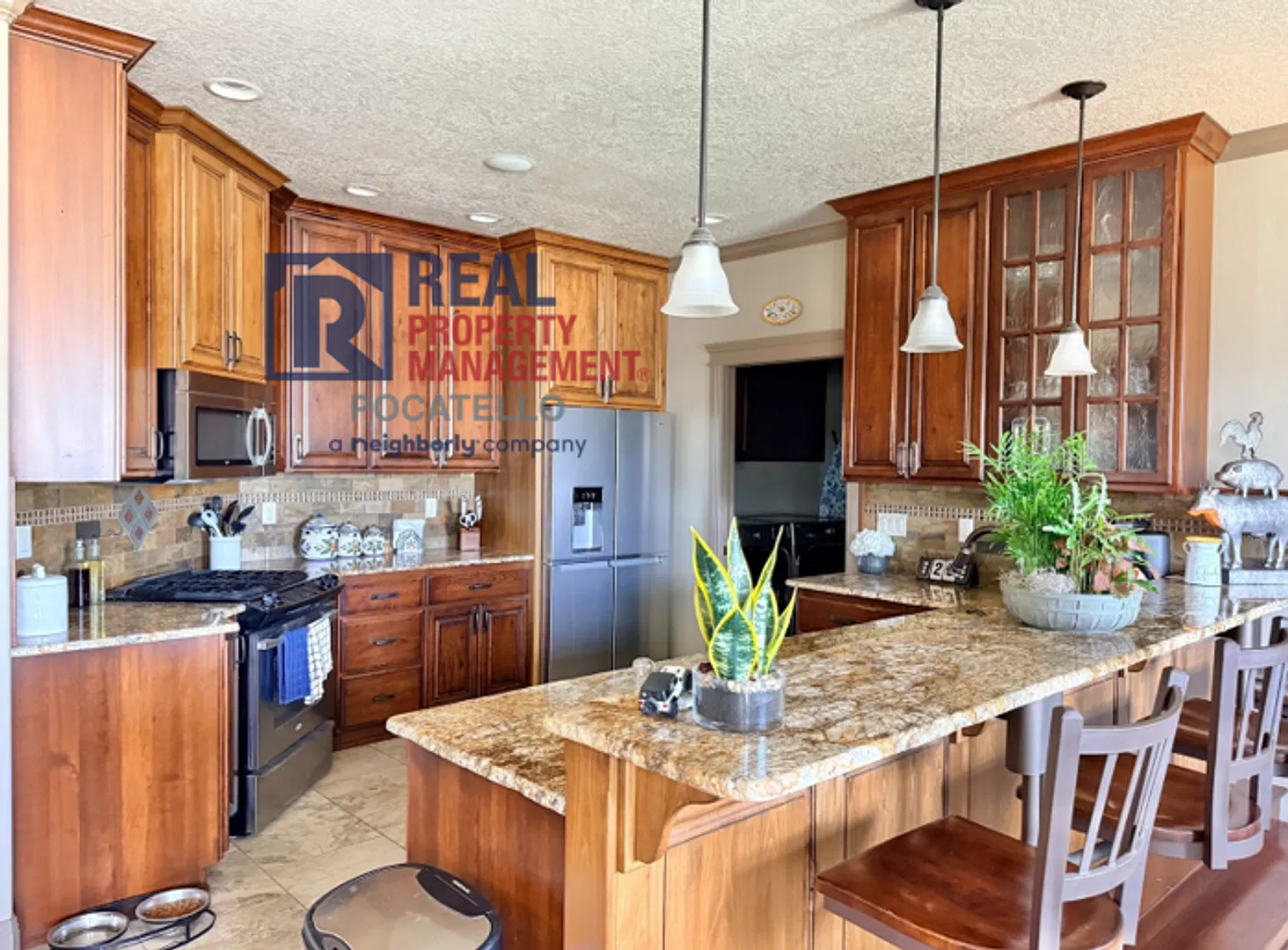 4 bedroom 3 bath house - 3 car garage - Fully fenced in yard — Photo 4
