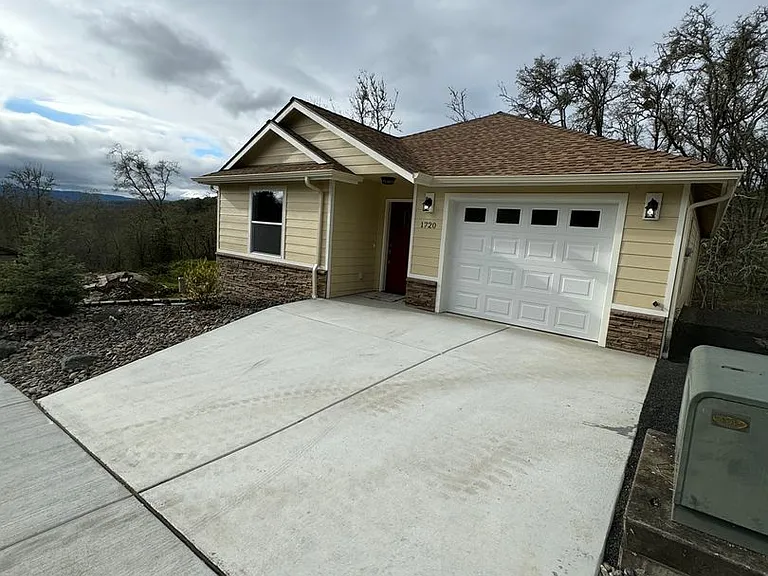 1720 NE Alameda Ave — Photo 2