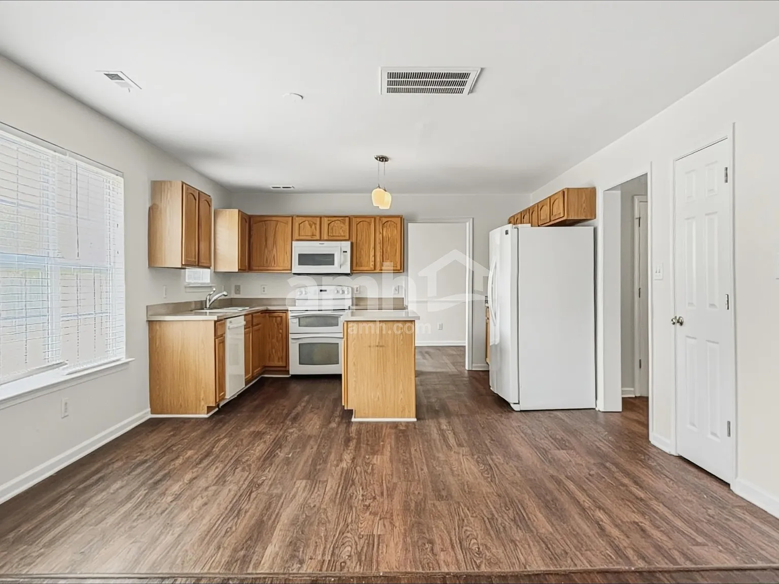 4 bed, 2.5 bath, 2128 sqft, $2,285 — Photo 3