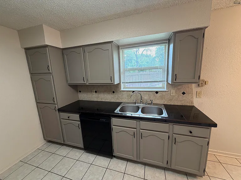 4830 Lovers Ln — Photo 4