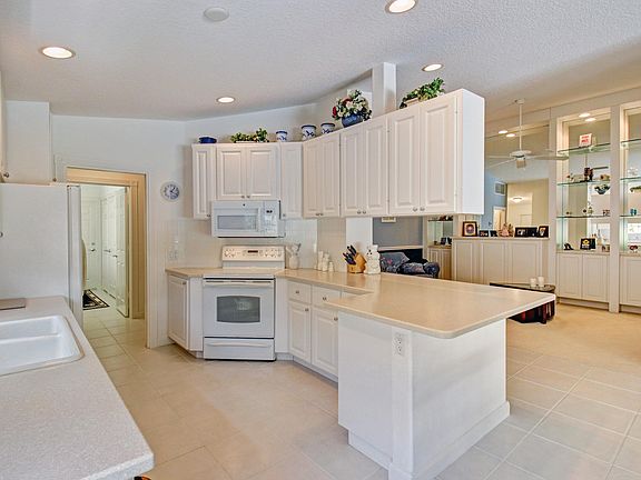 4th image of 8713 SE Retreat Dr