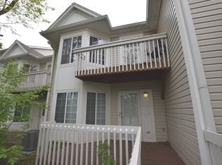 320 W Treehouse Ln, Round Lake, IL 60073