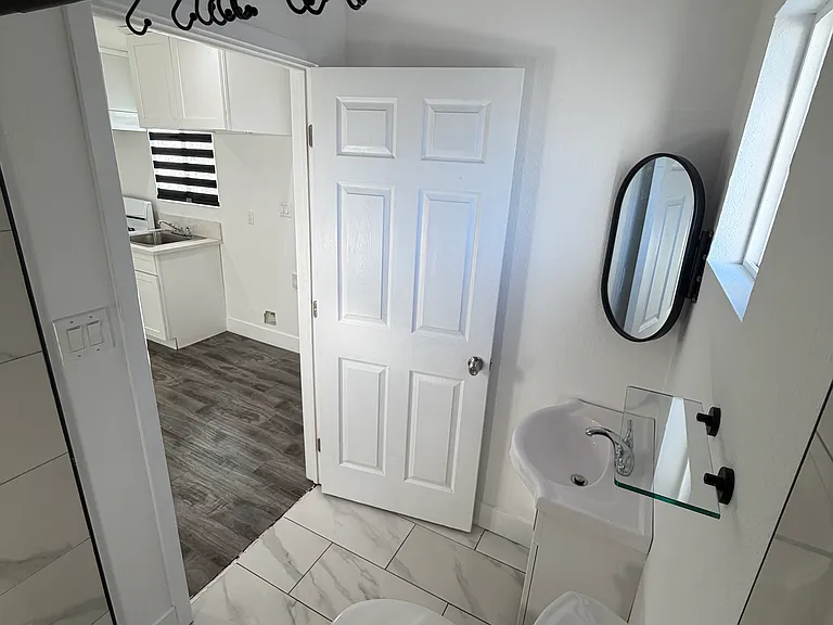 18242 Saticoy St #1 — Photo 6