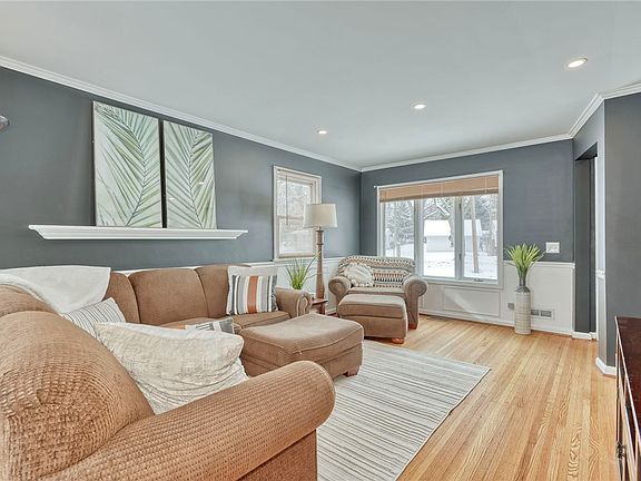 5th image of 374 River Hts