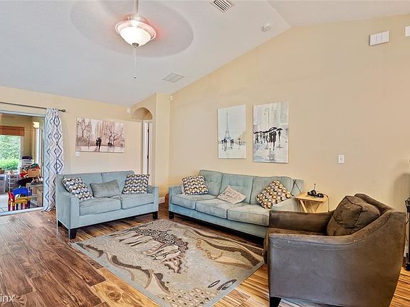 4th image of 15 Woodhollow Ln
