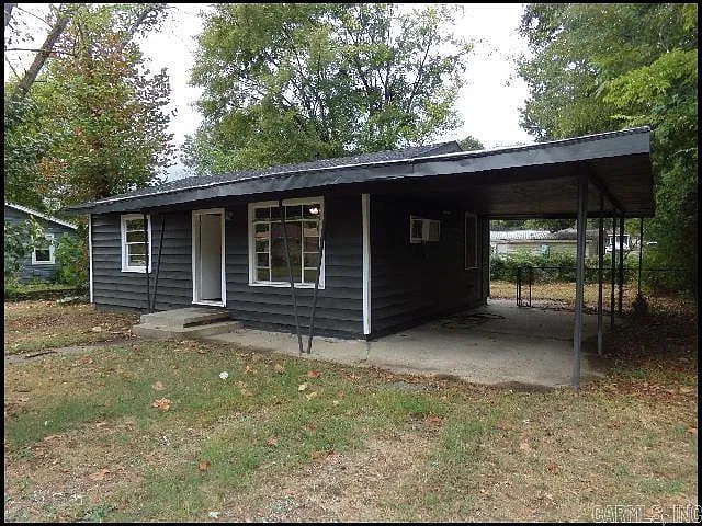 2 bed, 1.0 bath, 720 sqft, $900 — Photo 2