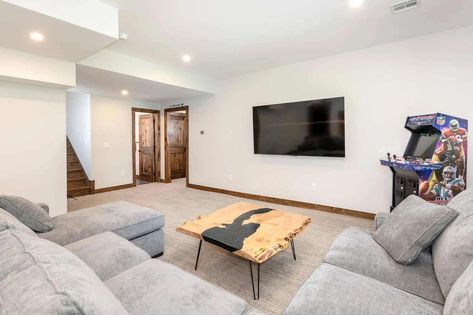 6 bed, 4.5 bath, 3702 sqft, $17,865 — Photo 3