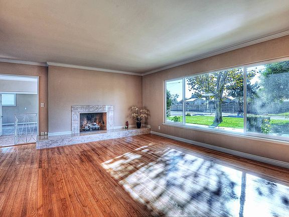 Livingroom w Fireplace