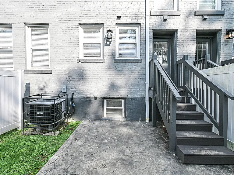 2823 Ashland Ave — Photo 39