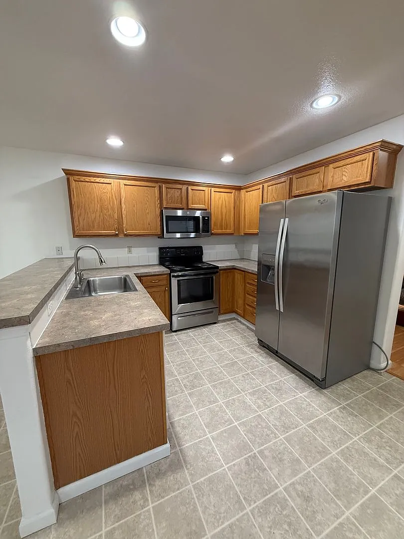 Beautifully Refreshed 2-Story in East Vancouver! 3B/2Ba with Vaulted Ceilings, Fenced Yard & 2-Ca... — Photo 4