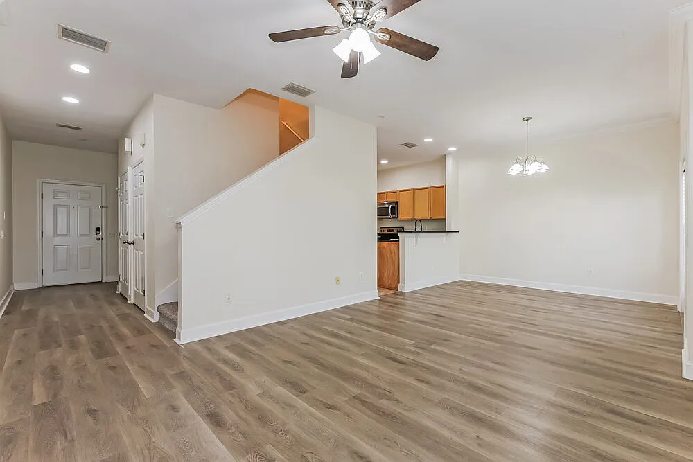 3 bed, 2.5 bath, 1674 sqft, $2,080 — Photo 4