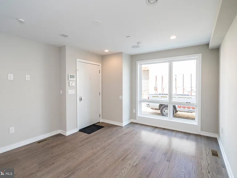 1434 Clymer St #1 — Photo 4