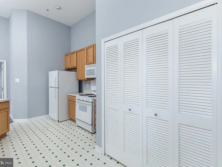 3033 Hunting Ridge Dr — Photo 8
