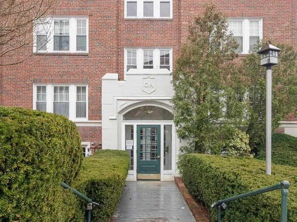 21 Bradlee Rd APT 32, Medford, MA 02155