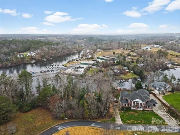 100 Old Ferry Ln, Hickory, NC 28601