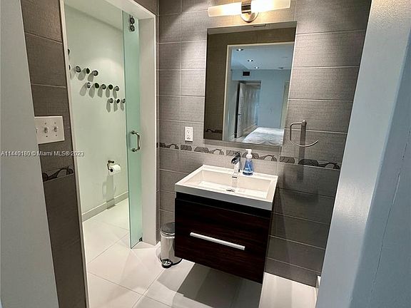 5th image of 405 N Hibiscus Dr APT 101