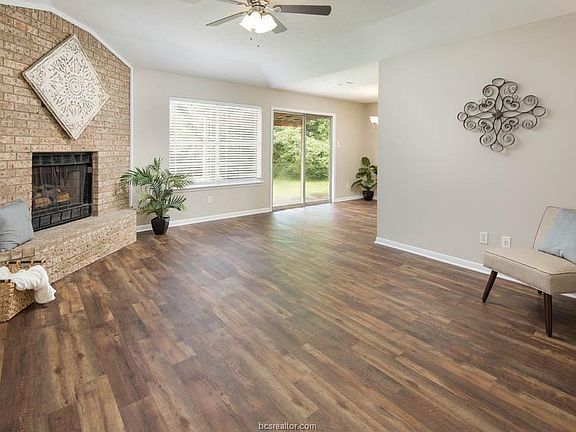 3rd image of 804 Braeswood Cir